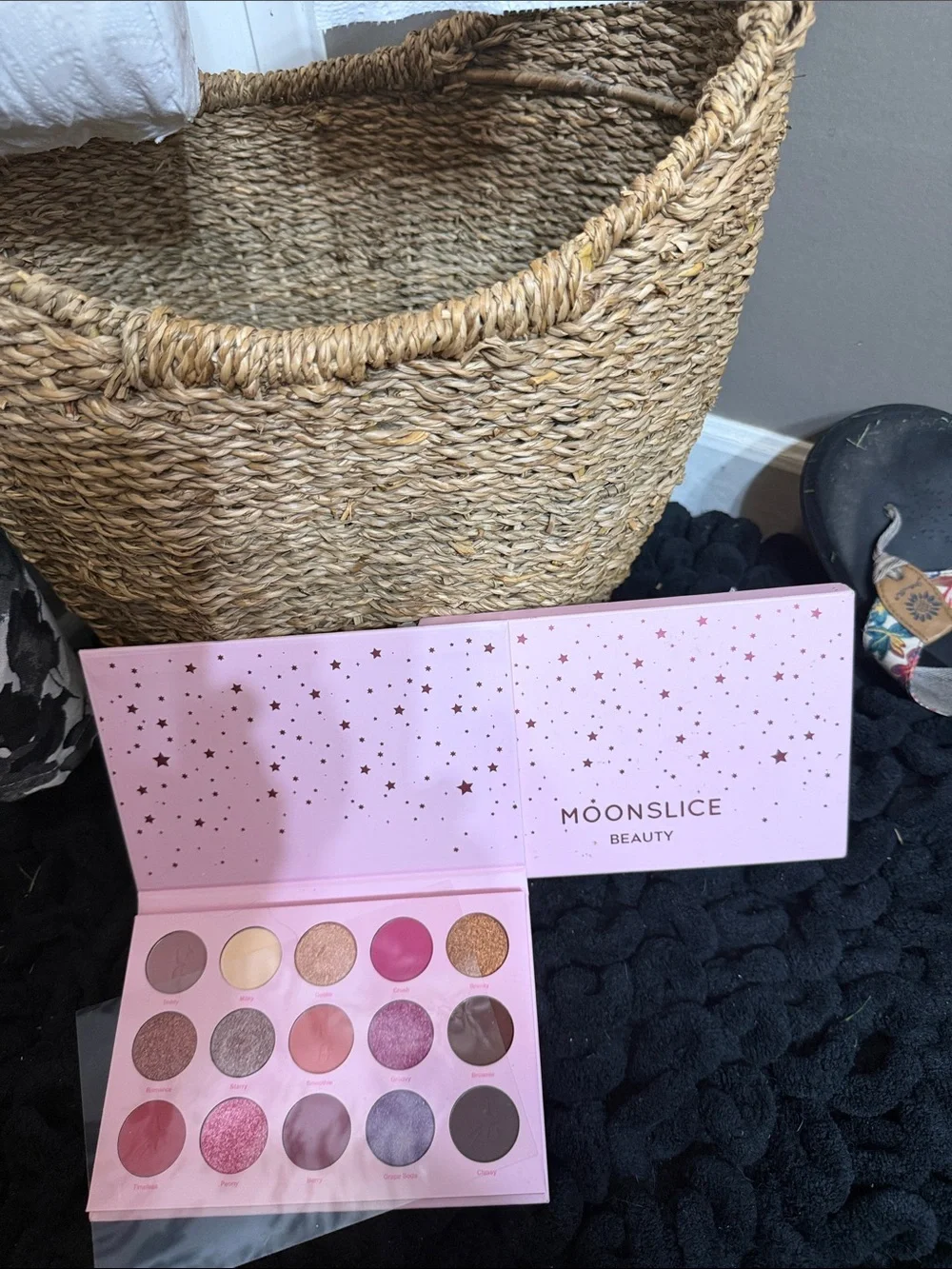 Pink Multi-Finish Eyeshadow Palette — Pink & Gold Tones
